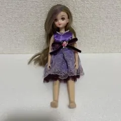 紫色のレースドレスの人形