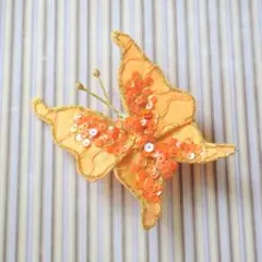 クラフトペーパーとスパンコールのオレンジバタフライピン
