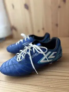 umbro 青サッカーシューズ22.5cm