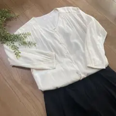 アイボリー長袖ブラウス