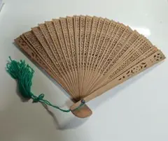 送料無料　時代物　孔雀図香木白檀透かし彫り扇子⑪ 　本物保証　中国古玩骨董 Amazon.co.jp: 白檀透かし彫り扇子 中国美術 中国古玩骨董 白檀