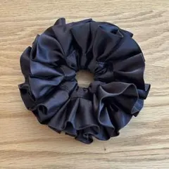 ブラックサテンフリルシュシュ　品のいいボリューム感です