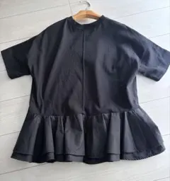 yori バックフリル Tシャツ ブラック　半袖のサムネイル