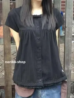 COYSEIO 黒 フリル付きボタンシャツ 半袖　2 Coyseio ブラック半袖シャツ ボタン付き フリル - メルカリ