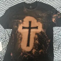 クロス模様のブリーチ加工Tシャツ