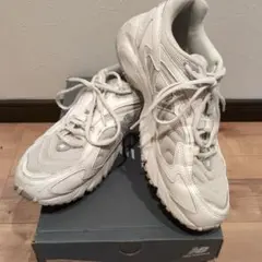 New Balance 725ホワイトスニーカー