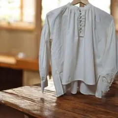 earth music&ecologyブラウス 衿元がかわいい。脇汚れ1ヵ所あり