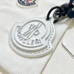 モンクレール ロゴワッペン ホワイト キーホルダー キーリング バッグチャーム