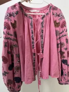 ZARA ピンク刺繍トップス