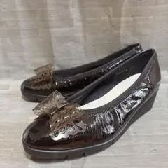 銀座ヨシノヤ エナメル パンプス 蝶モチーフ ウェッジソール 22.5cm相当のサムネイル