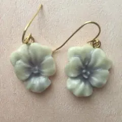 ビオラフラワーピアス クリーム×ラベンダー ハンドメイド 上品 可憐 大人可愛い