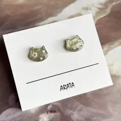 ハンドメイドピアス　猫　グリーン系　ラメ　花柄