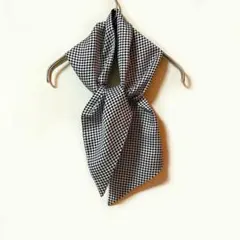 極美品✨ トゥモローランド シルク100% 千鳥格子柄 スカーフ ストールのサムネイル