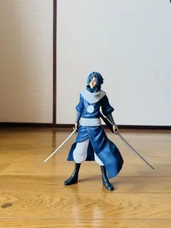 青い衣装の刀を持つフィギュア