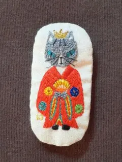 ハンドメイド　手縫い刺繍ブローチ　猫刺繍(おひな様。)
