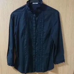 アーヴェヴェの黒フリル付きシャツ