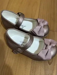 リボン付きピンクフォーマルシューズ