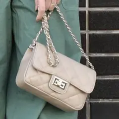 【美品】AULENTTI キルティングショルダーバッグ ベージュのサムネイル