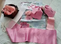 [美品] 浴衣・帯・バッグ・花飾りセット 金糸の入った水色生地に艶やかな桃色の花