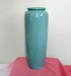 青磁 陽刻模様 青磁堀 造 牡丹画 花瓶 です。 青磁 陽刻模様 青磁堀 造 牡丹画 花瓶 です。