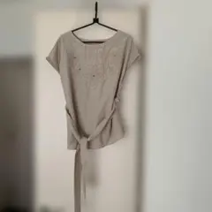 本日セールベージュ 刺繍入り 半袖ブラウス ウエストリボンのサムネイル