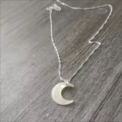 三日月型オパール風ネックレス