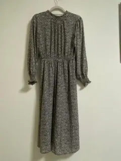 黒と白の花柄 長袖ロングワンピース