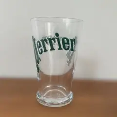 Perrier 유리 발이있는 소다 글라스