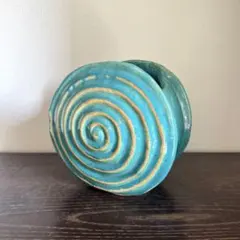 青い渦巻き模様の陶器花瓶