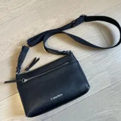 Calvin Klein ブラックレザーショルダーバッグのサムネイル