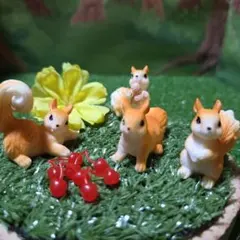 リスのミニチュアフィギュア 4体セット　台座付きのサムネイル