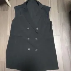 黒のダブルブレストノースリーブジレ