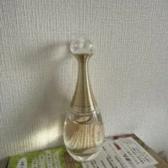 香水 ボトル 金色デザイン