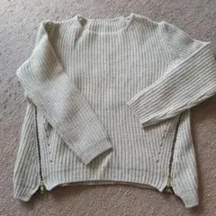 サイドジッパー付きベージュニットセーター