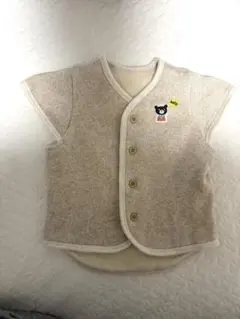 ベージュ ベビーベスト クマの刺繍付き
