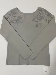 新品　タグ付き　ストロベリーフィールズ 花刺繍 ニット グレー 上品