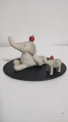 親子の象 置物 陶磁器製（台は付いてません）