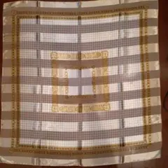 ベージュとホワイトのストライプスカーフ