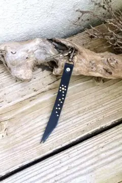 大人気 本革レザーキーホルダー スタッズ使用 フラワーデザイン キャリー HTC