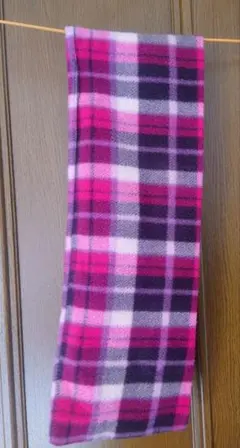 フリースネックウォーマー　ピンク系チェック柄