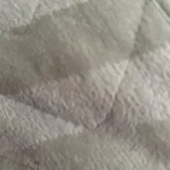 幾何学模様の淡いグレーラグ