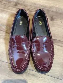ZARA バーガンディ エナメル ローファー
