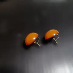 琥珀調 オレンジイヤリング 半円型 ネジバネ式