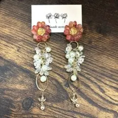 シェルレジン×アンティークフラワーチャーム ピアス イヤリング シェルレジン×アンティークフラワーチャーム ピアス イヤリング - メルカリ