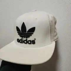 adidas ホワイト スナップバックキャップ