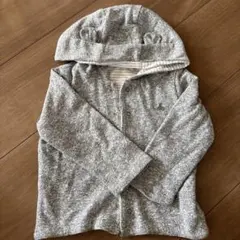フード付きグレーのトレーナーギャップ
