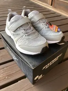 新品箱付き　瞬足グレー　22.5cm‼️