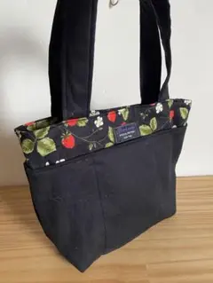 イチゴプリントの黒いトートバッグ