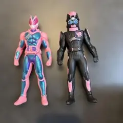 仮面ライダーリバイス　ソフビ可動フィギュア ピンク/黒　2体セット