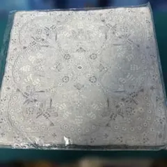 新品・未使用！スワトウホワイト&色糸刺繍ハンカチ 約30cm